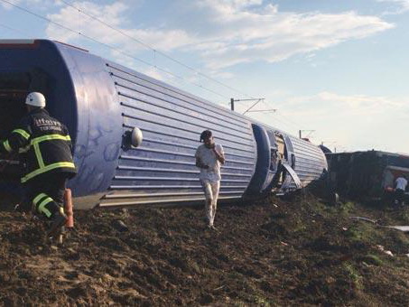 В Турции сошел с рельсов скоростной поезд – есть погибшие