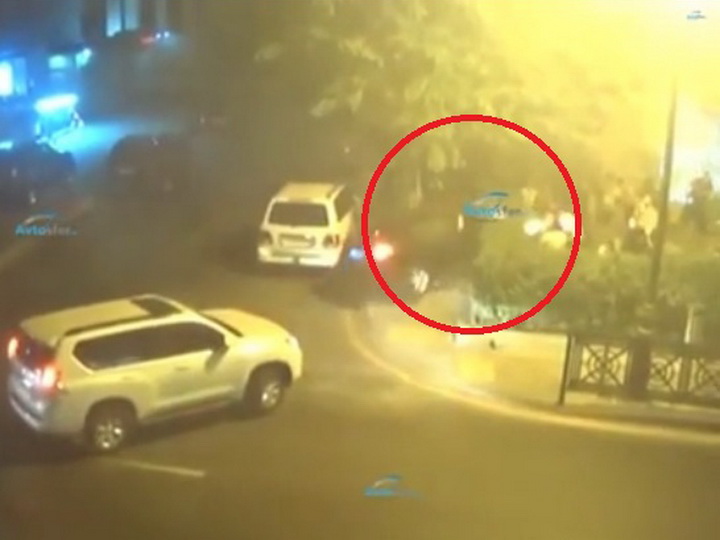 В Баку автомобиль въехал в чайхану, полную посетителей - ВИДЕО