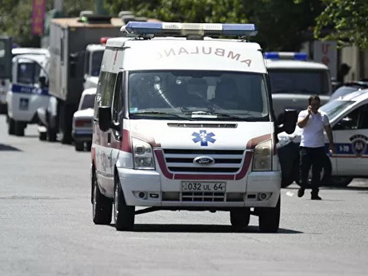 В Армении под завалами обрушившегося дома находятся люди