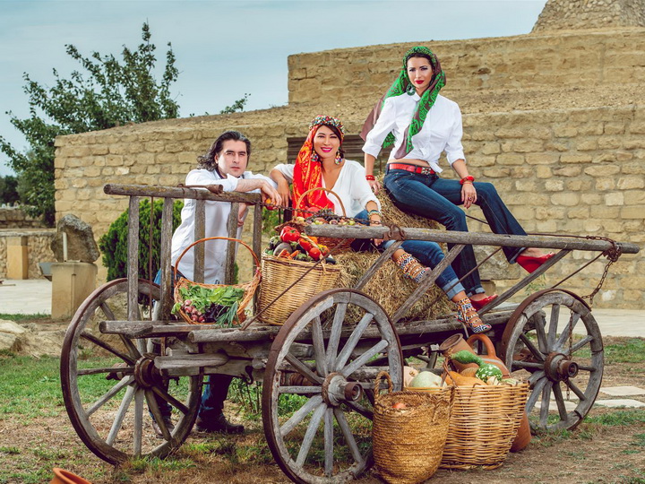 Древняя красота келагаи, представленная в стиле «Прованс», в фотосессии национального бренда Azerbaijan Kelagayi – ФОТО