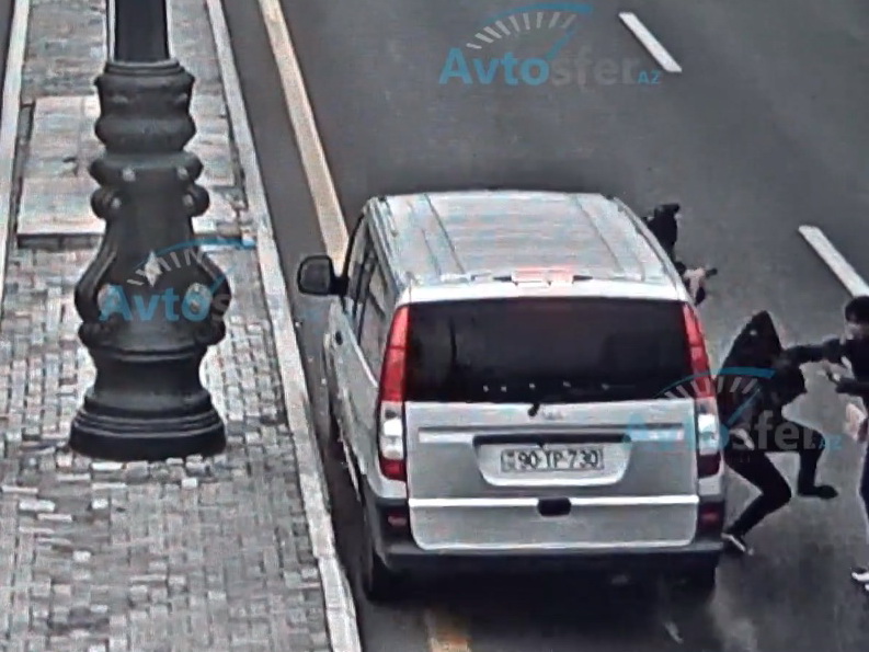 Автомобиль сбил девушек на центральном проспекте Баку - ВИДЕО