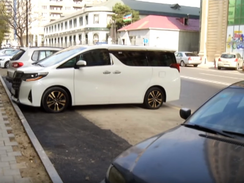 В центре Баку спилили дерево и урезали тротуар, чтобы создать парковку для машин – ВИДЕОФАКТ