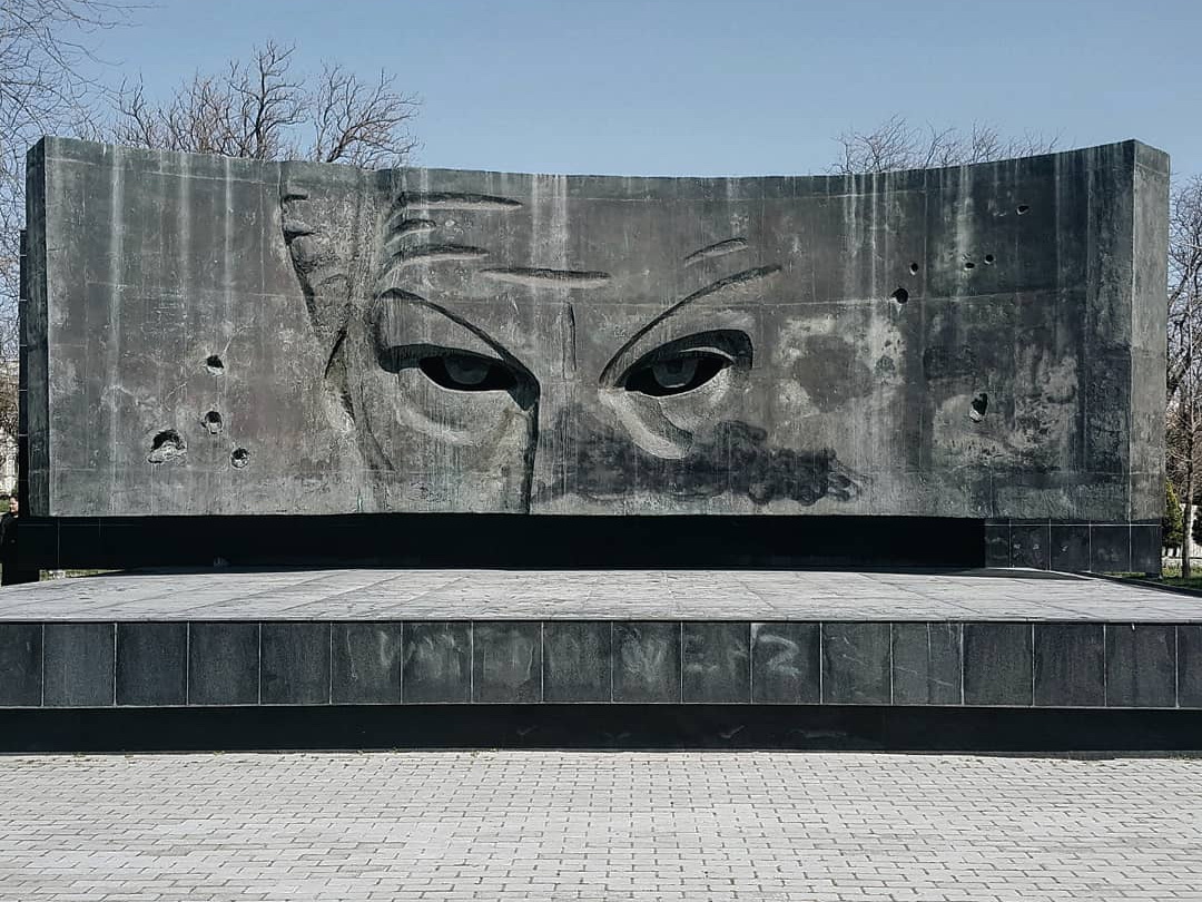 Необычный памятник в Баку: Этого взгляда боятся все… - ФОТО