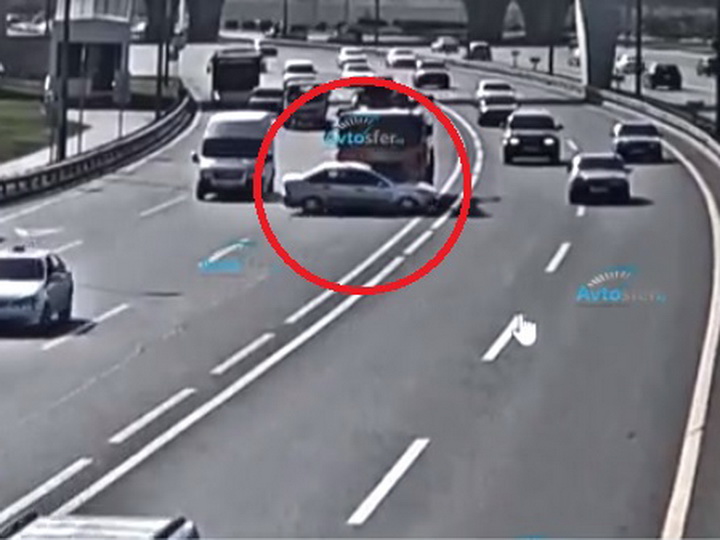 «Слепая зона»: В Баку автокран подмял под себя «легковушку» - ВИДЕО