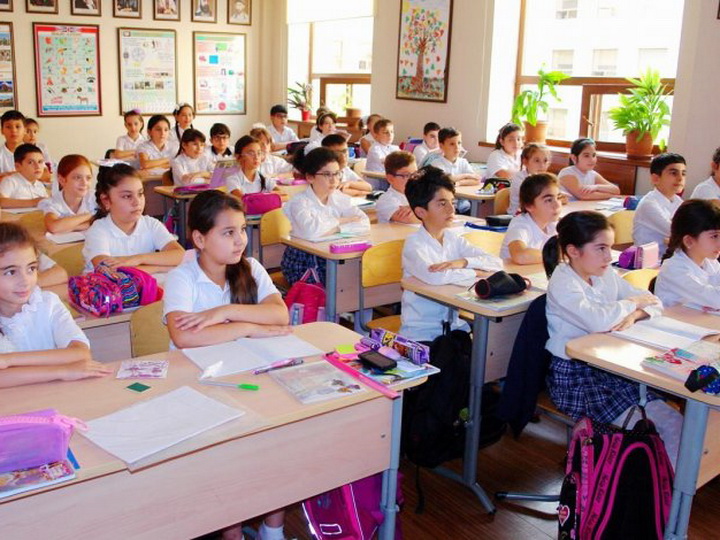 В азербайджанских школах начинаются осенние каникулы