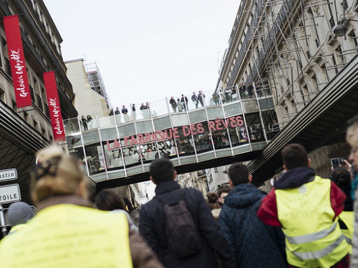 В Париже из-за «желтых жилетов» закрыли универмаг Galeries Lafayette