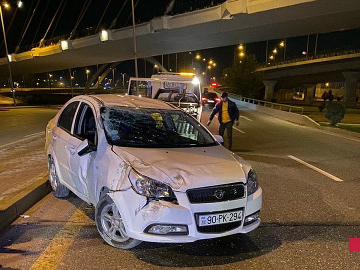 В Баку автомобиль упал с моста, раненный водитель скрылся с места ДТП - ФОТО