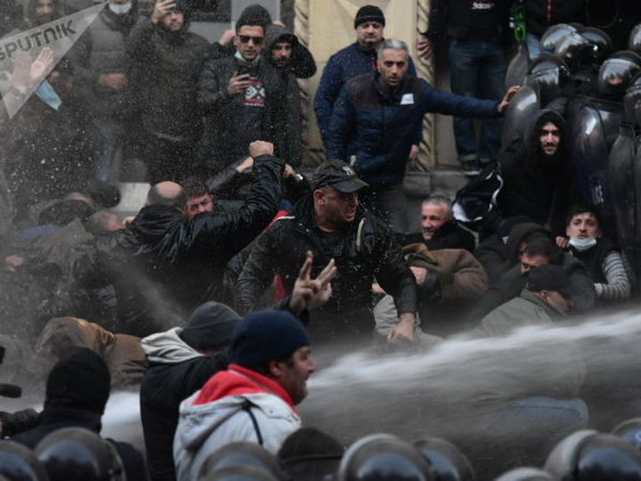Возле грузинского парламента задержали 18 митингующих – ФОТО – ВИДЕО – ОБНОВЛЕНО