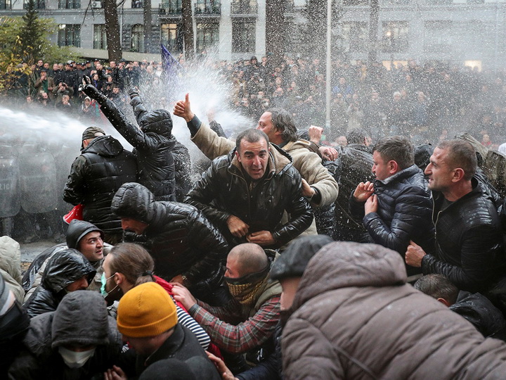 «Вместе против одного»: Чего хотят протестующие в Грузии - ФОТО