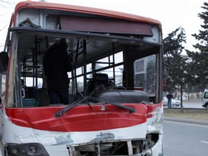В Баку легковушка протаранила автобус, есть пострадавшие