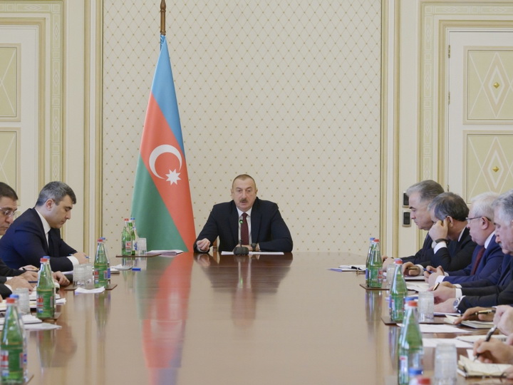Ильхам Алиев: Несколько глав ИВ уволены, они разбазаривали средства, предусмотренные для неимущих граждан