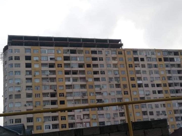 Опасно для жизни: очередное изуродованное здание в Баку – ФОТО