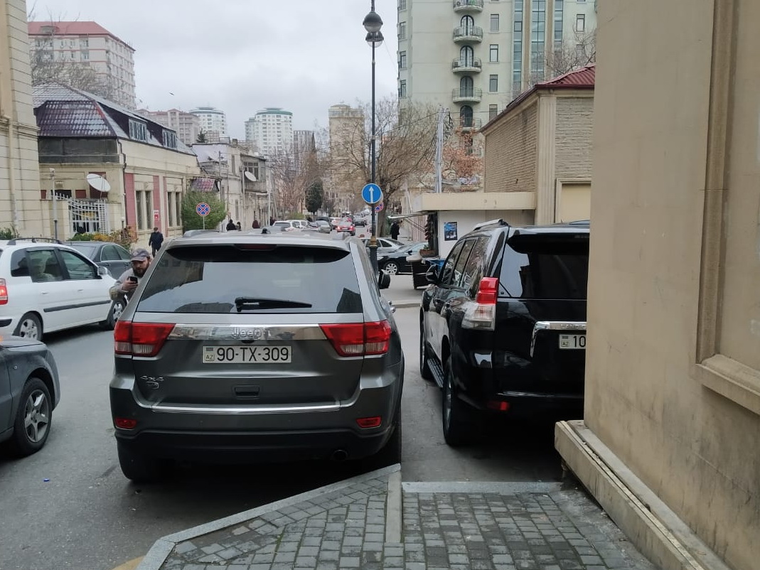 В центре Баку владелец Jeep преградил дорогу женщине с ребенком – ФОТО