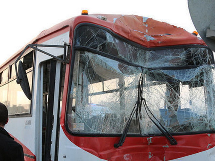 В Баку микроавтобус со школьниками врезался в автобус, есть пострадавшие