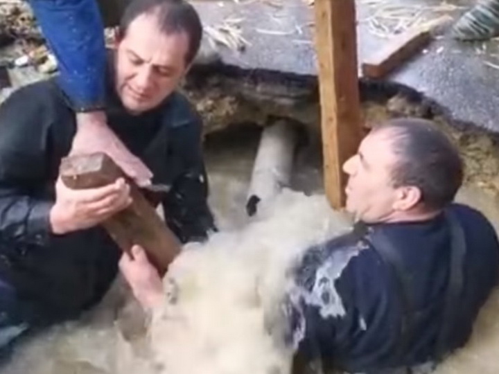 «По горло в ледяной воде»: сотрудники «Азерсу» против бушующего потока - ВИДЕО