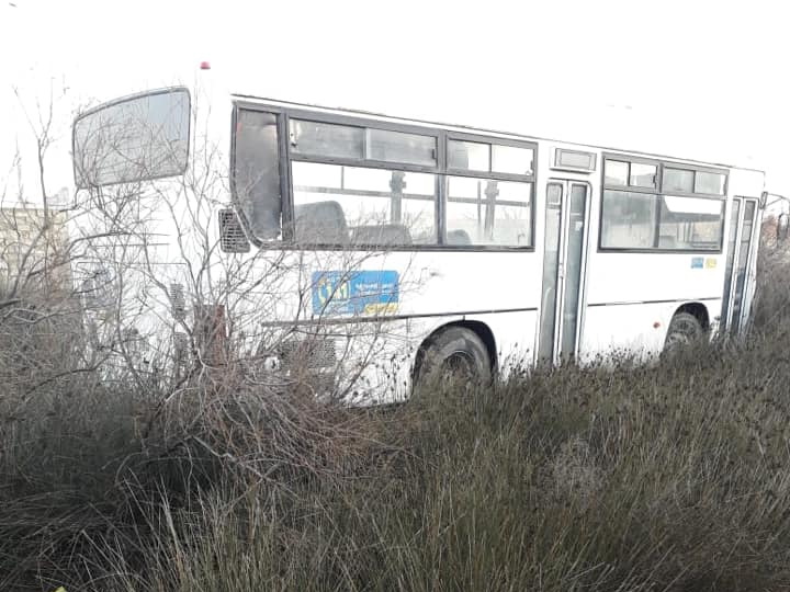 В Баку автобус после ДТП съехал с кювет, есть пострадавшие - ФОТО