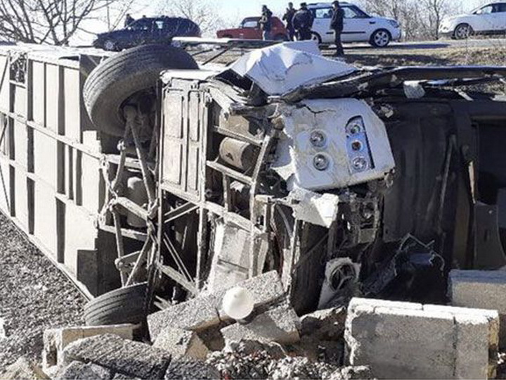 В Азербайджане микроавтобус с туристами попал в ДТП, есть погибшие - ФОТО - ВИДЕО