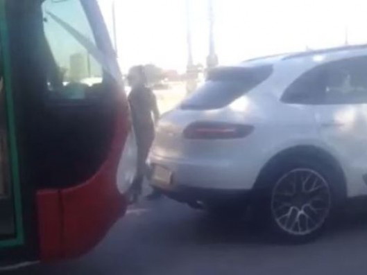На бакинской остановке женщина на Porsche заблокировала автобус с пассажирами и устроила «разборку» - ВИДЕОФАКТ