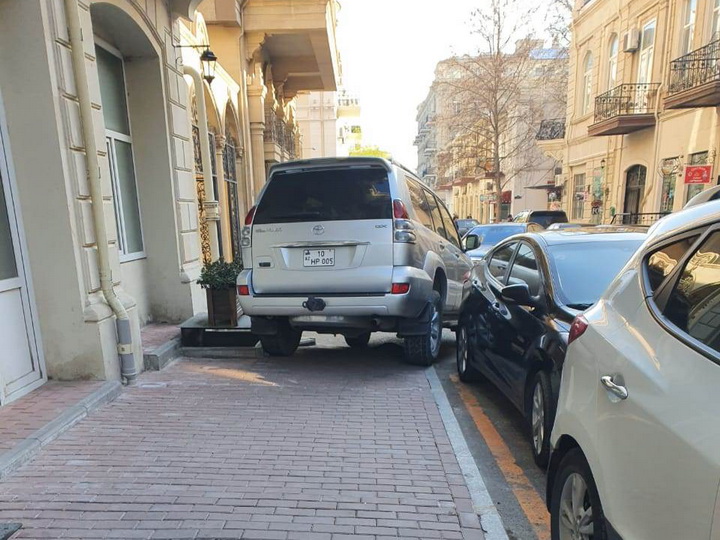 «Война» пешеходов и водителей в центре Баку продолжается - ФОТОФАКТЫ