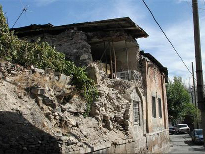 В Ереване частично обвалилась мечеть Конда