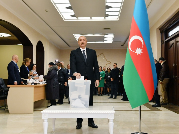 Президент Азербайджана проголосовал на избирательном участке №6 - ФОТО