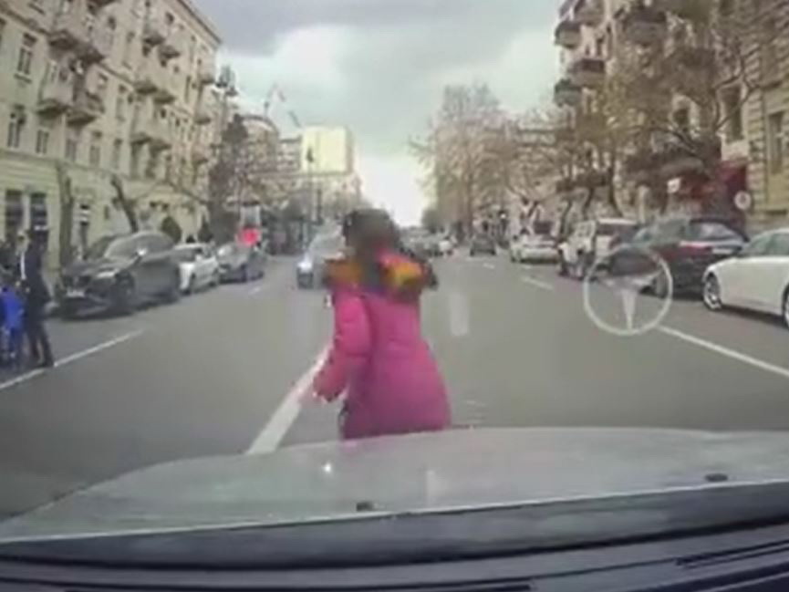 В центре Баку водитель чудом не сбил девочку - ВИДЕО