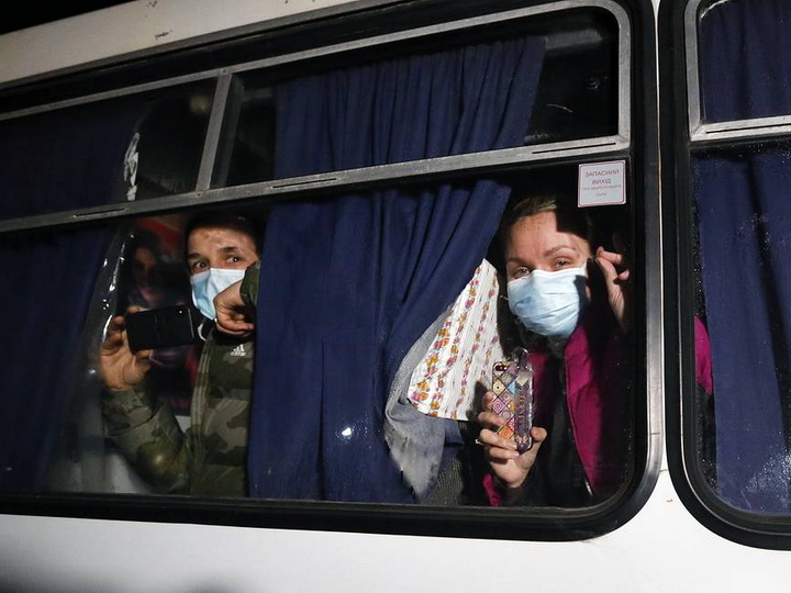 На Украине автобус с эвакуированными из Китая забросали камнями - ФОТО - ВИДЕО