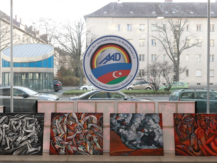В Берлине организована выставка произведений народного художника Азербайджана, посвященных Ходжалинской трагедии - ФОТО