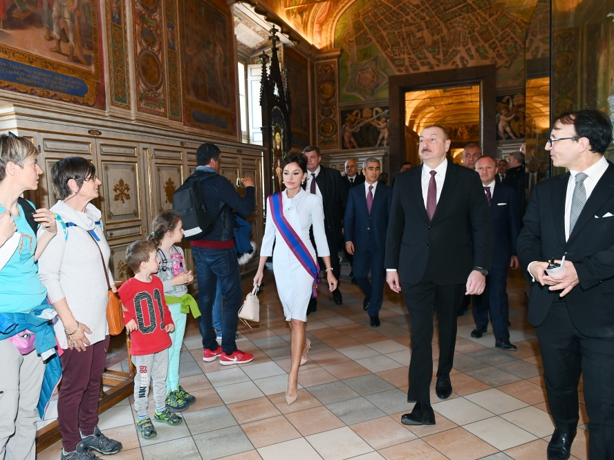 Президент Ильхам Алиев и первая леди Мехрибан Алиева ознакомились в Ватикане с Сикстинской капеллой и Собором Святого Петра - ФОТО
