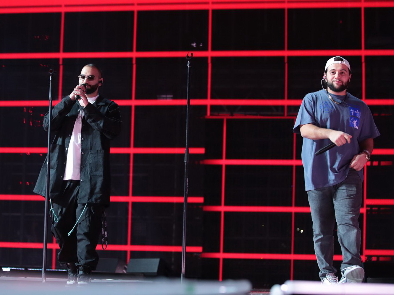 Конфуз со звуком у Hammali & Navai: 25-тысячный стадион спас артистов, спев «Прятки» вместе с ними – ФОТО – ВИДЕО