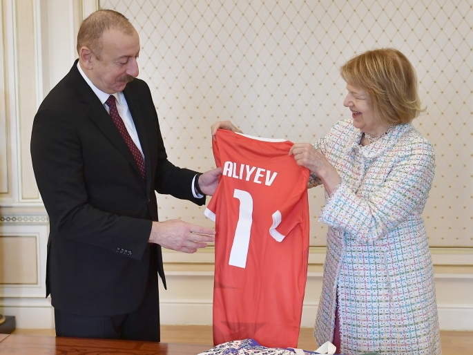 Ильхам Алиев принял торгового посланника премьер-министра Великобритании - ФОТО
