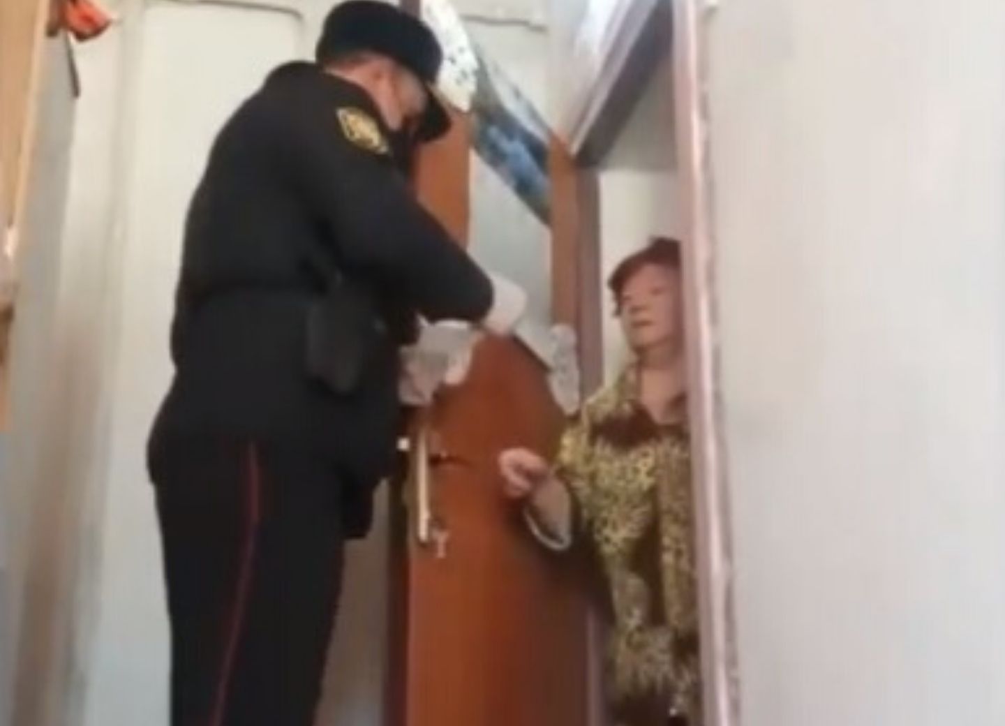 Полиция Баку помогает пожилым людям, находящимся в социальной изоляции – ВИДЕО