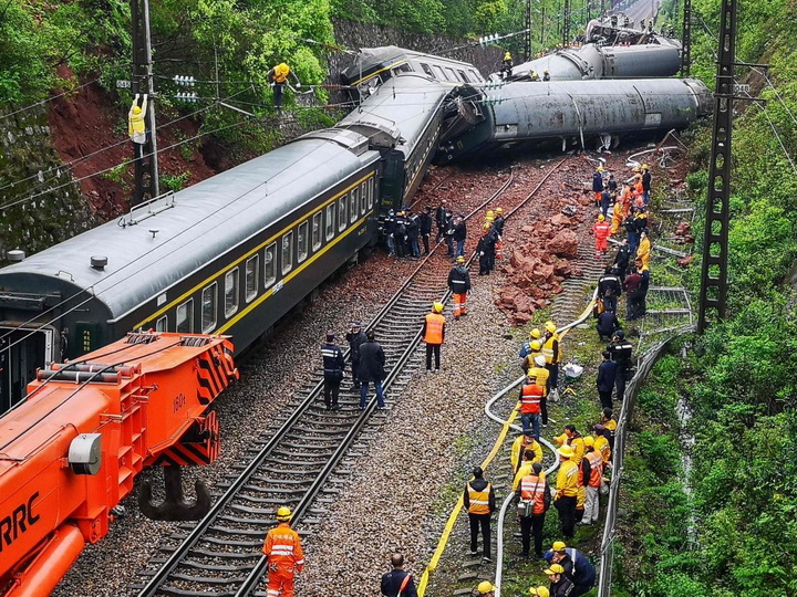 При сходе с рельсов поезда в Китае пострадали 127 человек