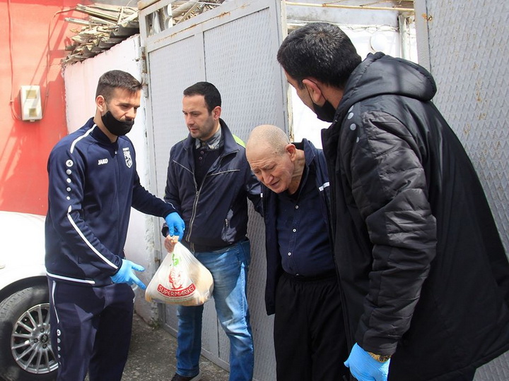 Футболисты «Сумгайыта» разносили продукты пожилым жителям города – ФОТО
