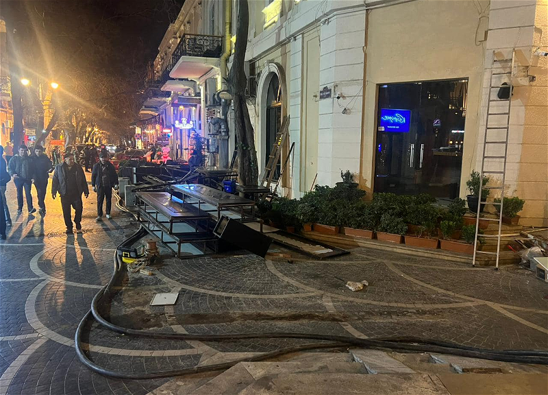 В Баку на Площади фонтанов предотвращено незаконное строительство ресторана - ФОТО