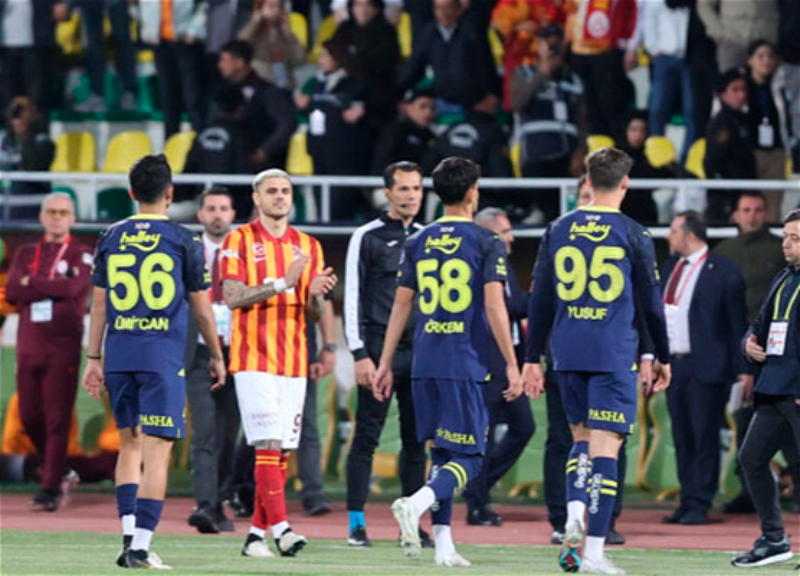 Еще один скандал в турецком футболе: «Фенербахче» покинул поле через 2 минуты после начала матча за Суперкубок против «Галатасарая» - ВИДЕО