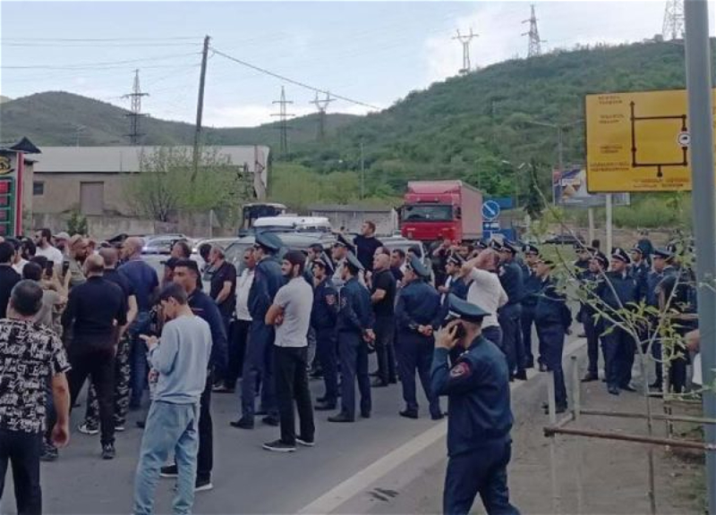 В Армении протестующие против делимитации с Азербайджаном перекрыли трассу Иреван - Гюмри