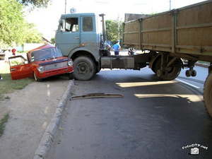 В результате столкновения «Жигулей» и грузовика погиб человек