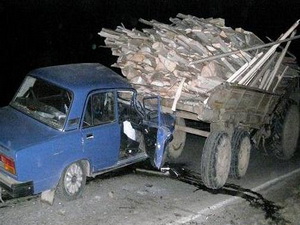 «ВАЗ» врезался в трактор: погиб 1, ранены 3 человека